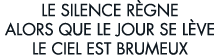 le silence r gne alors que le jour se l ve le ciel est brumeux 