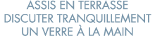 assis en terrasse discuter tranquillement un verre   la main 