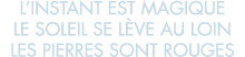 l instant est magique le soleil se l ve au loin les pierres sont rouges 