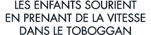 les enfants sourient en prenant de la vitesse dans le toboggan 