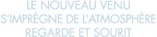 le nouveau venu s impr gne de l atmosph re regarde et sourit