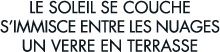 le soleil se couche s immisce entre les nuages un verre en terrasse 