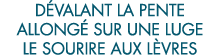 d valant la pente allong  sur une luge le sourire aux l vres 